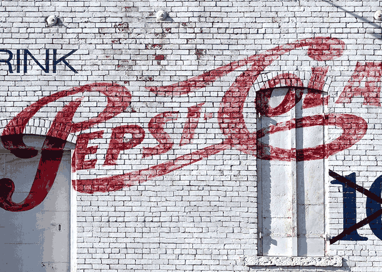 stare logo marki Pepsi-Cola na ścianie jako ilustracja rebrandingu, zmian logo i identyfikacji wizualnej firm